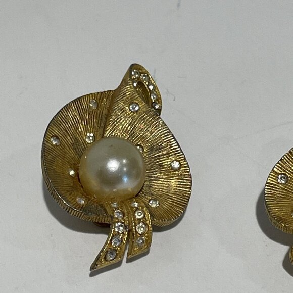 BELLINI Brushed Goldtone Clip On Earrings Leaf Pave Rhinestone Faux Pearl Signed - Picture 2 of 9